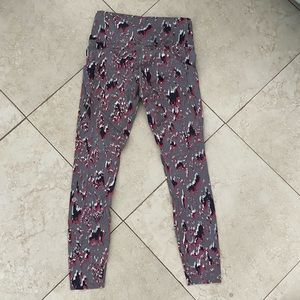 Design Lulu Lemon ankle ankle leggings. Size 6. Has 2 pockets